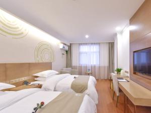 Ліжко або ліжка в номері GreenTree Inn Henan Kaifeng Jinming District Jinming Square Little Song City Business Hotel