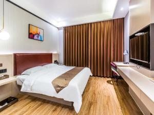 Een bed of bedden in een kamer bij Gya Hangzhou Linan Qingshan Lake Science City Hotel