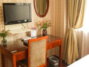 En tv och/eller ett underhållningssystem på GreenTree Inn Jiangsu Nanjing Confucius Temple South Taiping Road Express Hotel