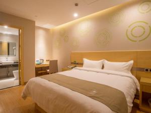 เตียงในห้องที่ GreenTree Inn Hefei Binhu District Hangzhou Road Expressway Times Square Business Hotel
