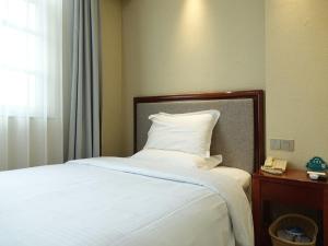 En eller flere senge i et værelse på GreenTree Inn Nanjing Yuhuatai Scenic Spot China Gate Subway Station Express Hotel