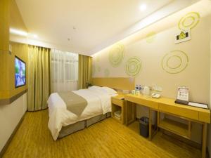 ein Hotelzimmer mit einem Bett und einem Schreibtisch in der Unterkunft GreenTree Inn Beijing Tongzhou District Xuxinzhuang Subway Station Express Hotel in Peking