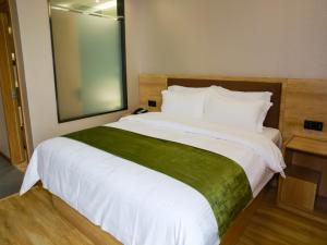 Postel nebo postele na pokoji v ubytování GreenTree Inn Ankang Chengpeng Mechatronics CityBusiness Hotel