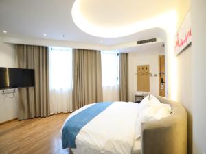 Postel nebo postele na pokoji v ubytování Shell Xinzheng Airport Port Huaxia Avenue Hotel