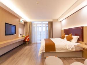Gya Yangzhou Slender West Lake Hotel tesisinde bir odada yatak veya yataklar