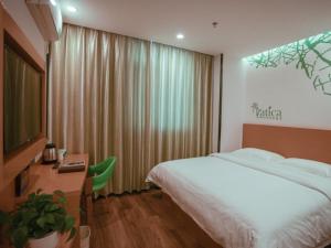 Katil atau katil-katil dalam bilik di Vatica BeiJing Yanqing District Dongwai Street Hotel