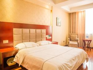 GreenTree Inn Jiayuguan Xinhua South Road Express Hotel 객실 침대