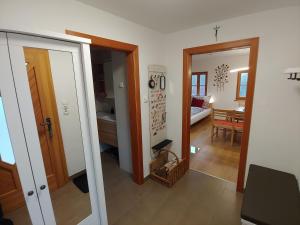 ein Zimmer mit einer offenen Tür und einem Esszimmer in der Unterkunft kleine Reblaus in Bad Waltersdorf