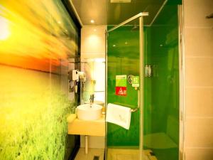 Koupelna v ubytování GreenTree Hospitality Group Ltd Vatica Jiuquan West Han Shengsheng Shengshi Hotel
