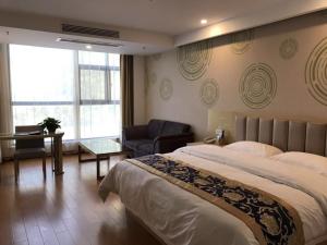 Ένα ή περισσότερα κρεβάτια σε δωμάτιο στο GreenTree Inn JiangSu Suqian Sucheng District Weishanhu Road Business Hotel