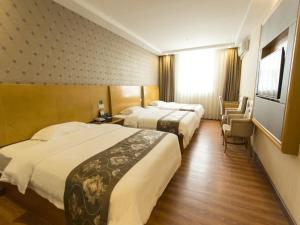 Cama ou camas em um quarto em GreenTree Inn Zhuhai Mingzhu Station Express Hotel