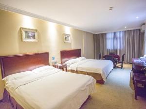 Un pat sau paturi într-o cameră la GreenTree Inn ShanDong JiNing JiaXiang County JianShe (S) Road Express Hotel