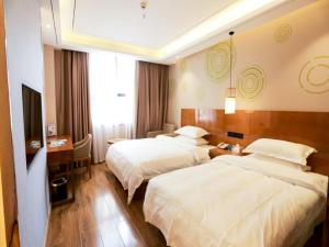 Ένα ή περισσότερα κρεβάτια σε δωμάτιο στο GreenTree Inn Anshun Guansuo Avenue Hotel