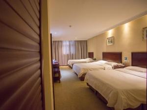 เตียงในห้องที่ GreenTree Inn ShanDong JiNing JiaXiang County JianShe (S) Road Express Hotel