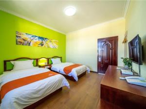 Кровать или кровати в номере Shell Dali City Dali Ancient Town South Gate Hotel