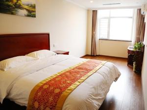Postel nebo postele na pokoji v ubytování Greentree Tangshan Nanhu Jindi Business Hotel