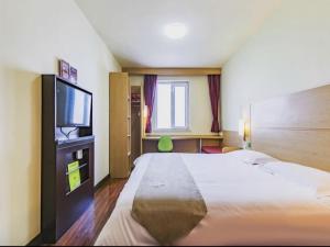 Voodi või voodid majutusasutuse GreenTree Inn Tianjin Dagang Shihua Road Hotel toas