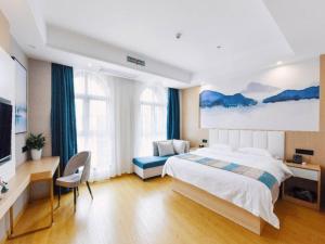 Postel nebo postele na pokoji v ubytování VX Wuxi Jiangyin High-tech Zone Panlongshan Park Hotel