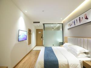 Postel nebo postele na pokoji v ubytování Shell Xinzheng Airport Port Huaxia Avenue Hotel