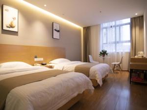 Postel nebo postele na pokoji v ubytování Shell Xinzheng Airport Port Huaxia Avenue Hotel