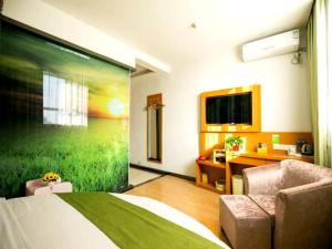 Μια τηλεόραση ή/και κέντρο ψυχαγωγίας στο GreenTree Hospitality Group Ltd Vatica Jiuquan West Han Shengsheng Shengshi Hotel
