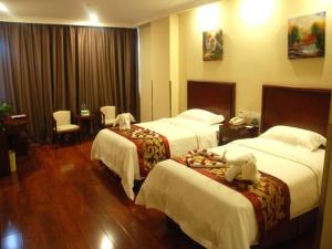 DashanzhenにあるGreenTree Inn FengTai ZhongShan North Road Express Hotelのホテルルーム ベッド2台(人形付)