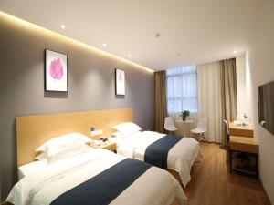 Postel nebo postele na pokoji v ubytování Shell Xinzheng Airport Port Huaxia Avenue Hotel