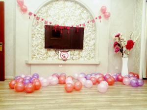 une chambre avec un bouquet de ballons au sol dans l'établissement GreenTree Inn Shandong Jining Zoucheng East Kuangjian Road Business Hotel, à Zoucheng