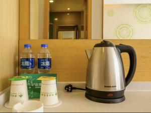 Kohvi ja tee valmistamise võimalus majutusasutuses GreenTree Inn Shenyang Shenhe District Shenyang Station(N)Expreess Hotel