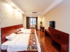 Ένα ή περισσότερα κρεβάτια σε δωμάτιο στο GreenTree Inn Shandong Zaozhuang Tengzhou East Xueyuan Road Guiheyuan Business Hotel