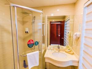 Bilik mandi di GreenTree Inn ShangHai JiaDing the South of F1 Circuit FangTai Hardware Market Express Hotel