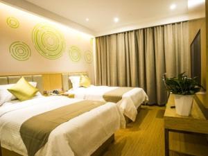 Giường trong phòng chung tại GreenTree Inn Xingtai Julu County Fengqing Road Business Hotel
