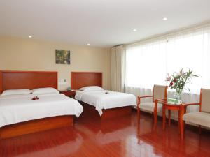En eller flere senge i et værelse på GreenTree Inn Rizhao West Station Suning Plaza