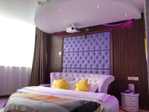 เตียงในห้องที่ Shell Shanghai Jinshan Zhanyan Songjin Highway Hotel