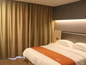 ein Hotelzimmer mit einem großen Bett in der Unterkunft Shell Shanghai Chedun Yingshi City Yingshi Road Hotel in Shanghai