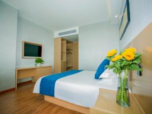 TV a/nebo společenská místnost v ubytování GreenTree Inn Nantong Hai'an Mingzhu City Express Hotel + 50 fotografií