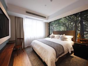 a bedroom with a large bed and a large window at GME Hefei Sanxiaokou Chenghuang Temple Xinghua Park Hotel in Hefei