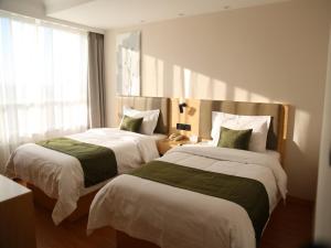 Un ou plusieurs lits dans un hébergement de l'établissement GreenTree Inn Hebei Langfang Development Zone Convention and Exhibition Centre Business Hotel