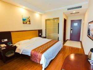 Katil atau katil-katil dalam bilik di GreenTree Inn ShangHai JiaDing the South of F1 Circuit FangTai Hardware Market Express Hotel