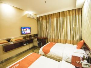 ein Hotelzimmer mit 2 Betten und einem Flachbild-TV in der Unterkunft Shell Dingxi County Minzhou East Road Hotel in Min