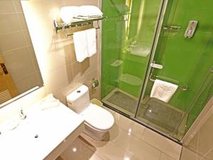A bathroom at GreenTree Inn Chengde Development Zone University City Express Hotel