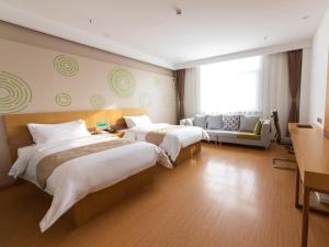 Ліжко або ліжка в номері GreenTree Inn Baoding City Cangzhou Guanyun West Road Business Hotel