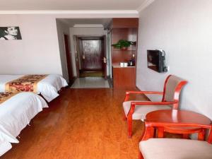 Habitación de hotel con 2 camas, mesa y silla en GreenTree Inn Jiangsu Wuxi Xibei Town Xingtiandi Shell Hotel, en Wuxi 41 fotos más