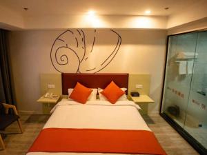 een slaapkamer met een bed met oranje kussens bij Shell Suzhou City Lingbi County Yingbin Avenue Yingbin Town Hotel in Suzhou
