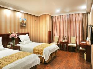 Habitación de hotel con 2 camas y escritorio en GreenTree Inn Jiangsu Changzhou Hutang Textile City Business Hotel en Changzhou