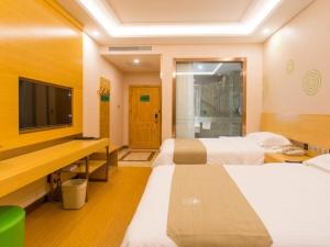 een hotelkamer met twee bedden en een flatscreen-tv bij GreenTree Inn Xingtai City Neiqiu County 107 National Road Business Hotel in Xingtai