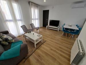 uma sala de estar com um sofá e uma mesa em Alojamientos Segóbriga Rural ( Mandil) em Segorbe