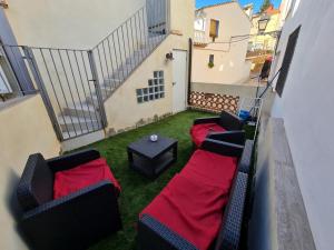 einen Balkon mit Sofas und einem Tisch auf dem Rasen in der Unterkunft Alojamientos Segóbriga Rural ( Mandil) in Segorbe