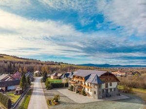 uma vista aérea de uma casa com uma estrada em Orava Hotel em Vitanová