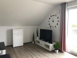 TV a/nebo společenská místnost v ubytování Ferienwohnung im Wonnegau Riesling-Suite
